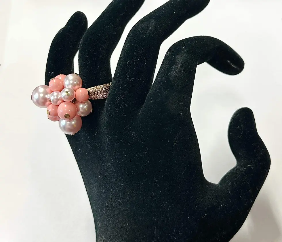 Miniatura: NWT ST. JOHN RING Embellished Swarovski Crystals Signed Pink Pearls Size 8 22KGP