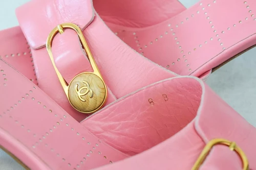 CHANEL Leather Open Toe Mules Heels 38 7 Pink Buckle CC Logo 2004