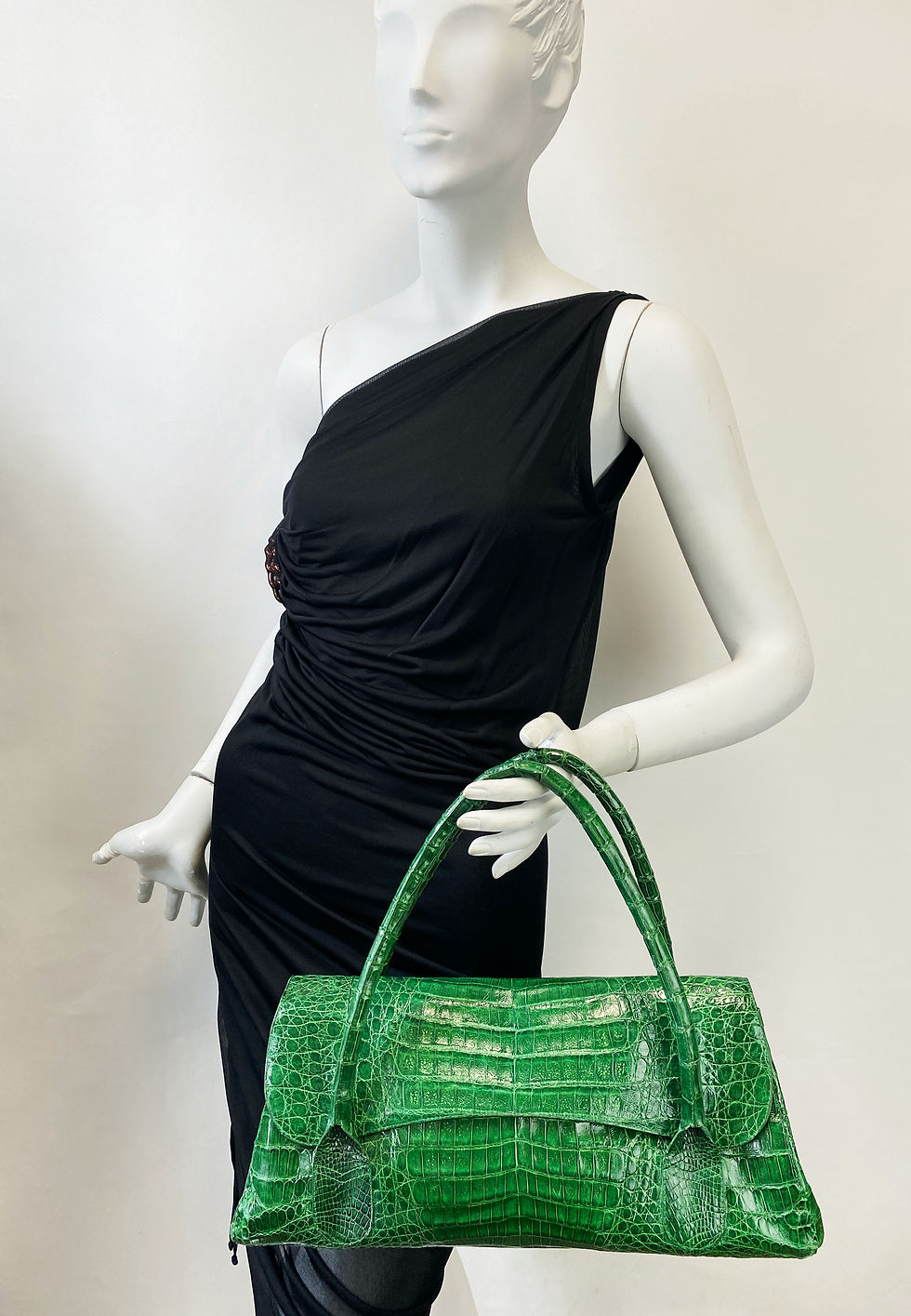 Hình thu nhỏ: NANCY GONZALEZ Green Crocodile Magnetic Flap Medium Satchel