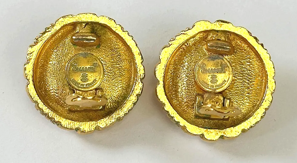 Hình thu nhỏ: Vintage CHANEL Faux Pearl Gold Plated Border Round Clip-On Earrings 1980s RARE