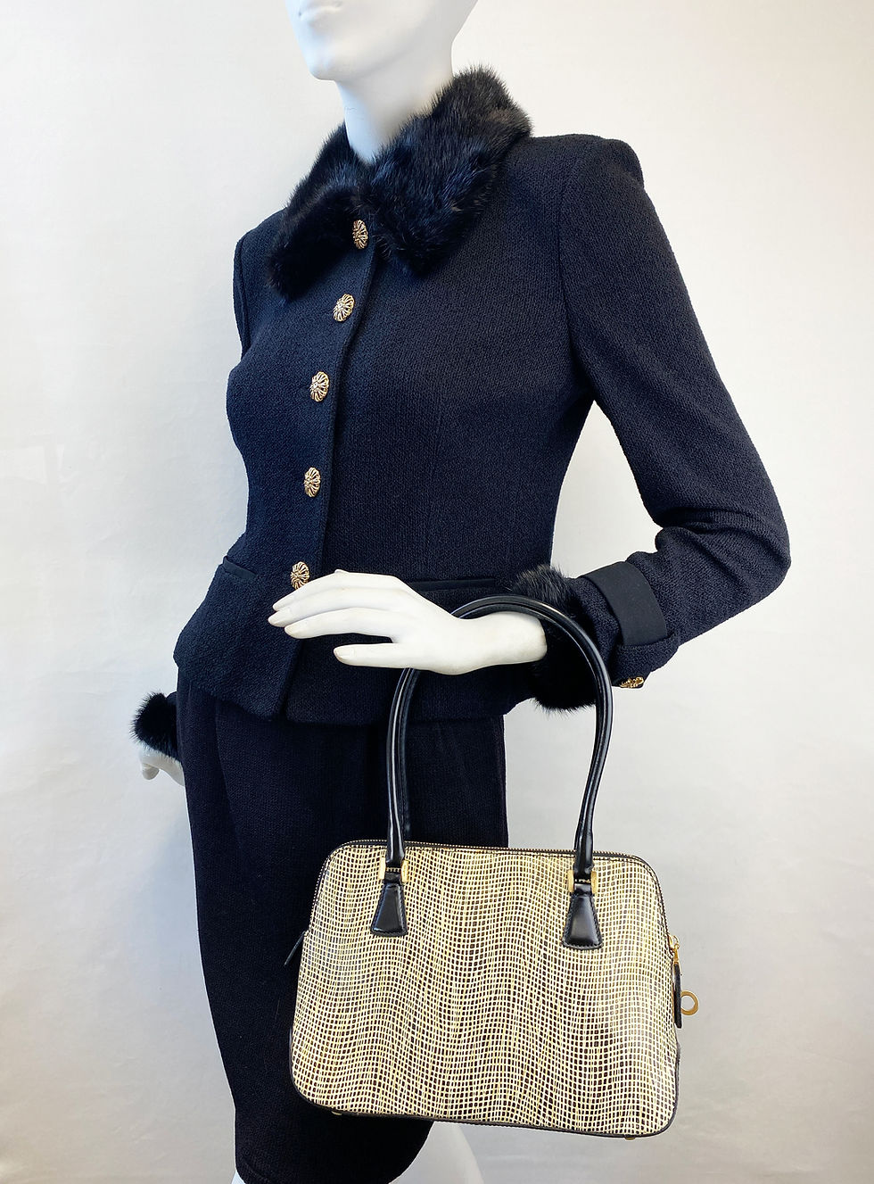 縮圖：SALVATORE FERRAGAMO Black Ivory Textured Embossed Mottle Effect Leather Shoulder