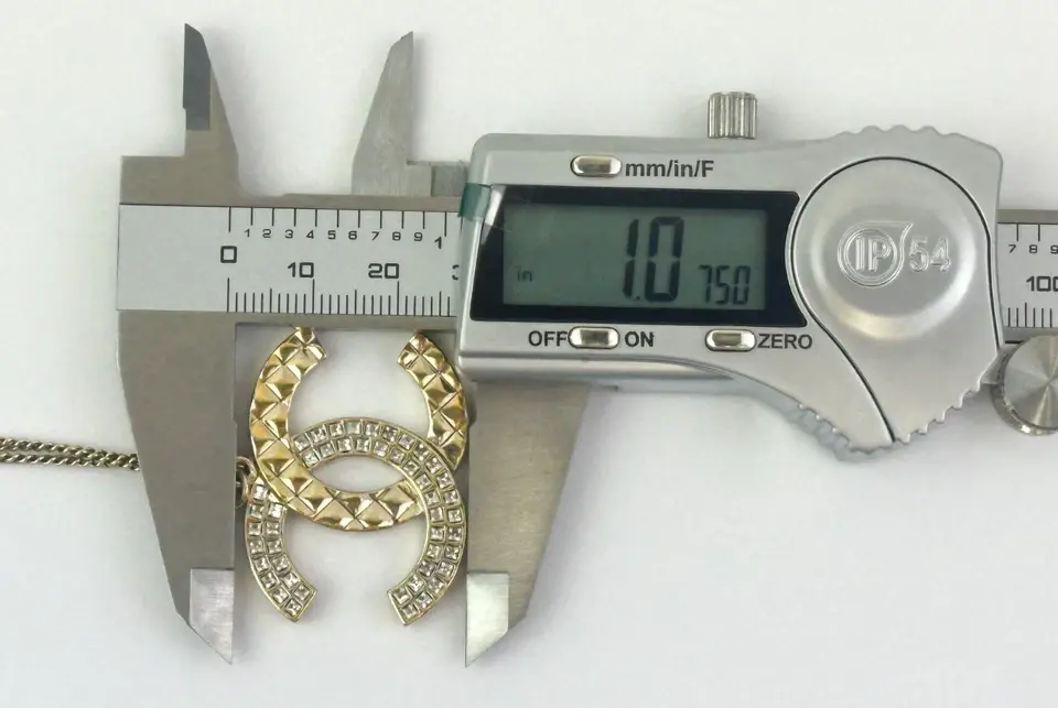 縮圖：CHANEL Metal Crystal Chain Necklace Gold Tone Interlocking CC Logo Quilted