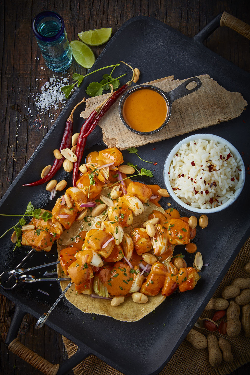 Brochetas de pollo en salsa de cacahuate