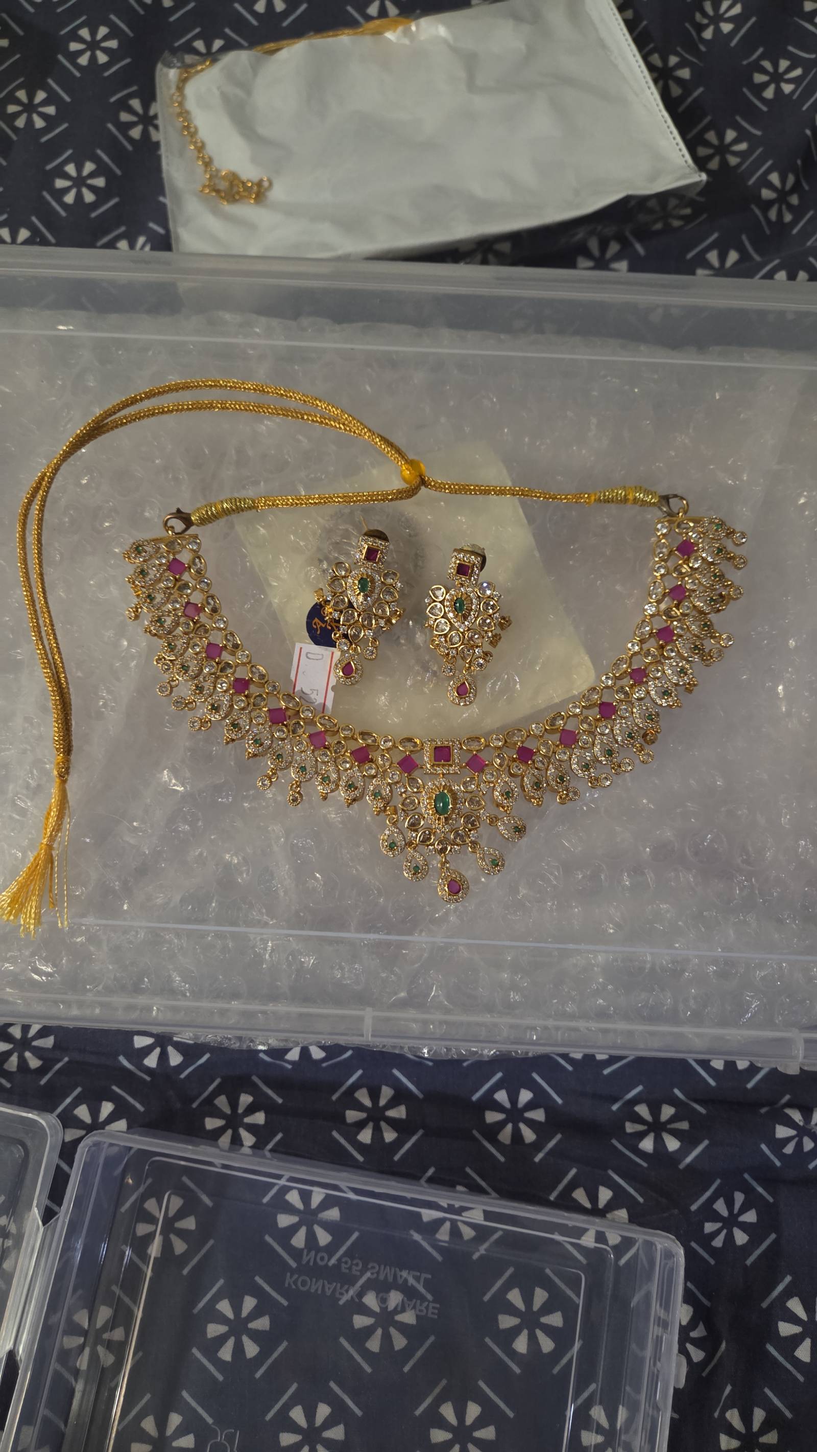 Parure de bijoux traditionnels indiens collier et boucles d'oreilles