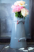 Light grey enamel scuttle with worn patina – perfect for farmhouse entryway decor