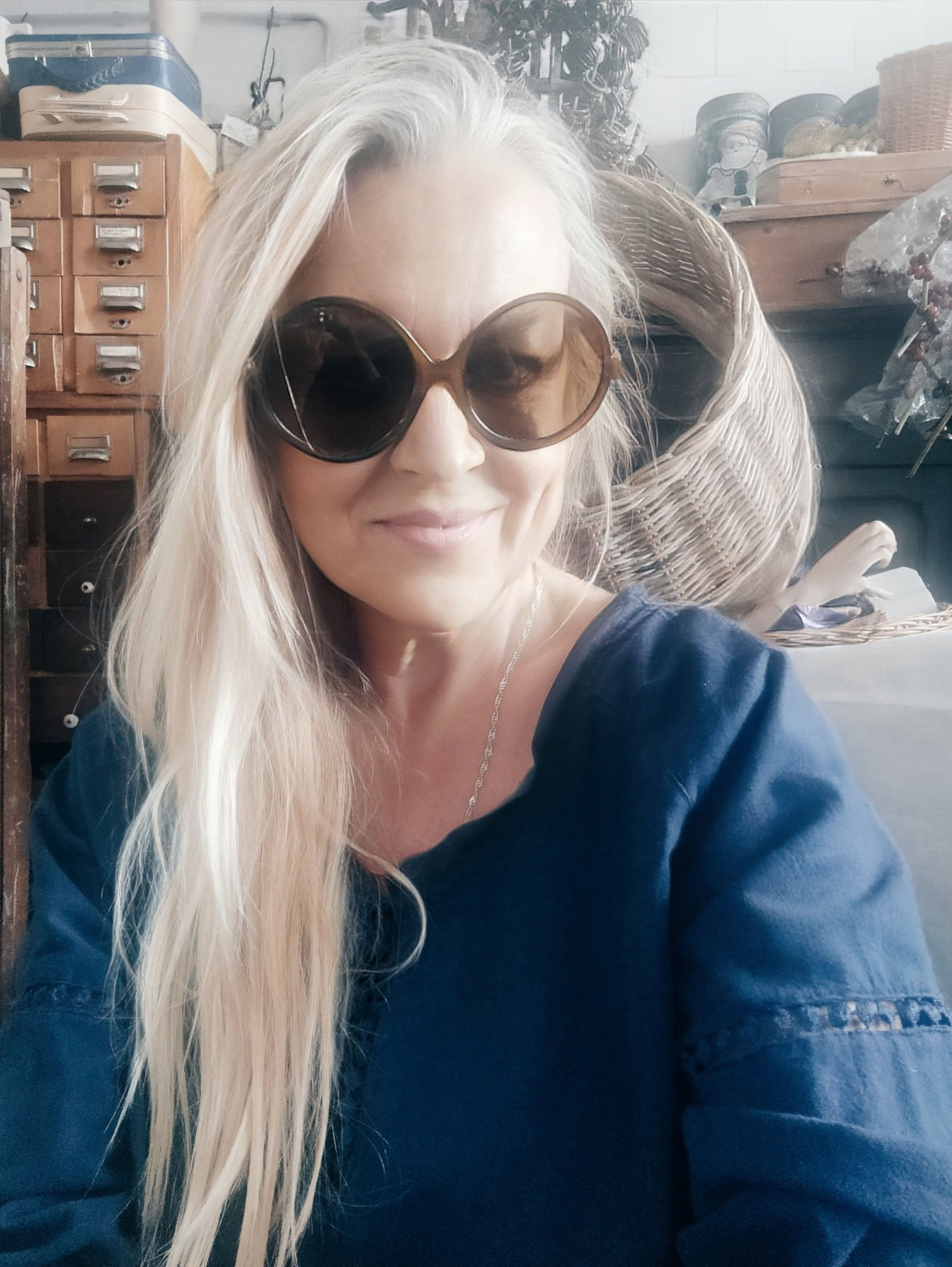 Vintage round sunglasses, lightweight plastic frame – vintage accessories, 1960s fashion