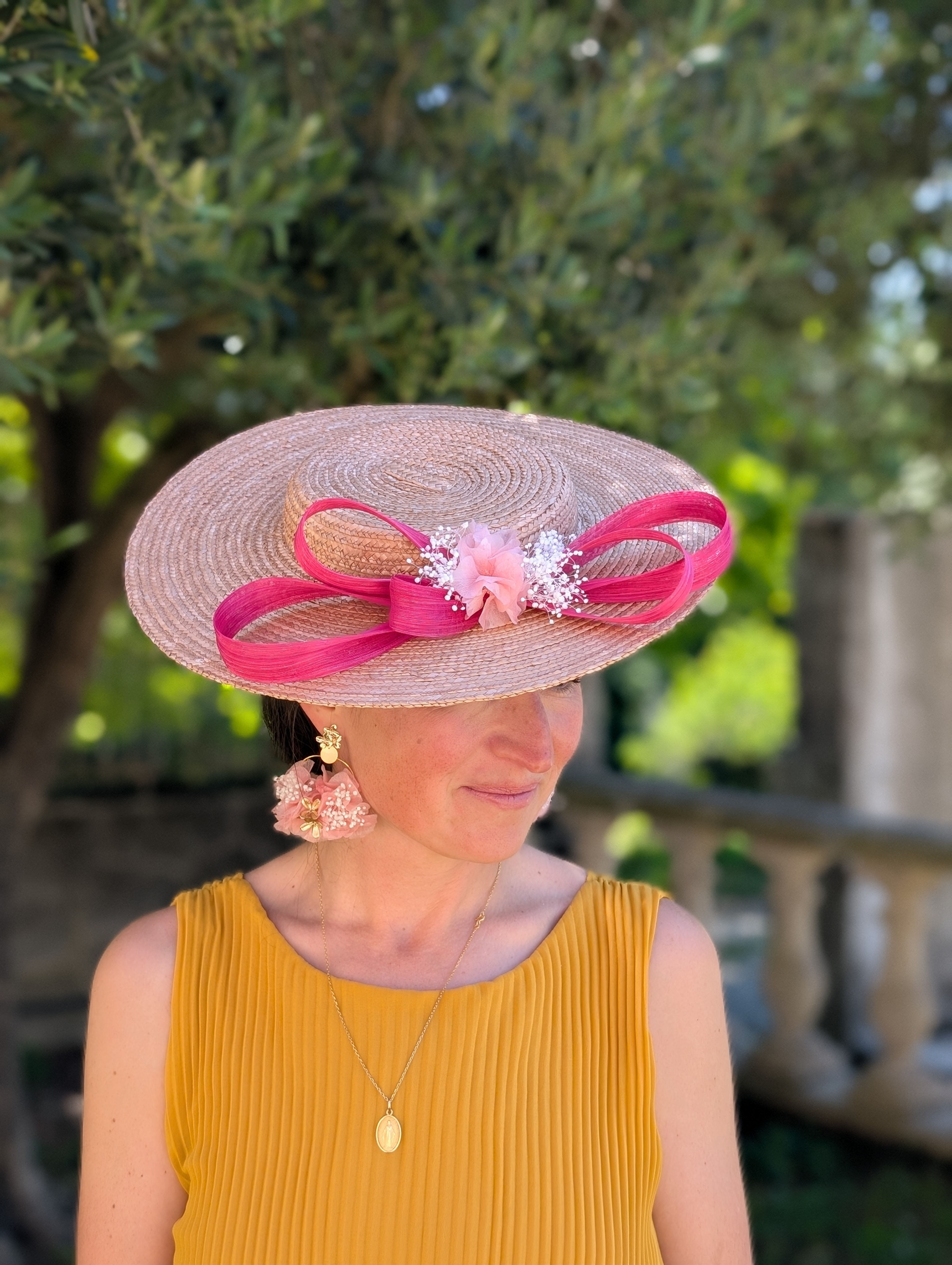 Chapeau Petit Madrès doré et ses boucles roses