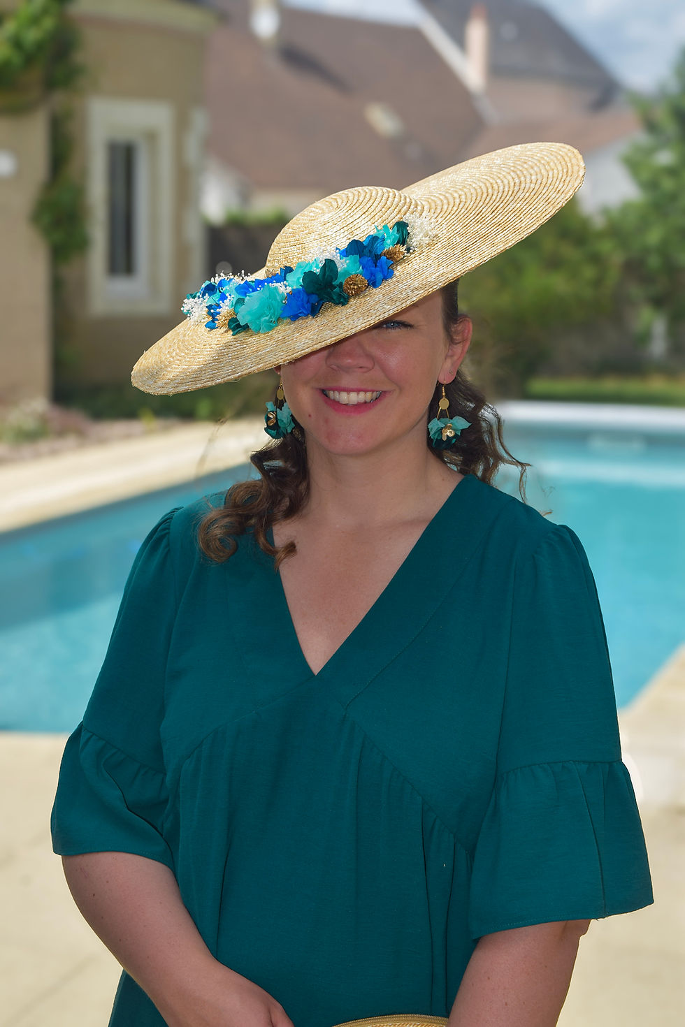 Miniature : Chapeau Midi naturel aux fleurs bleues, turquoises, vert sapin, blanches et doré