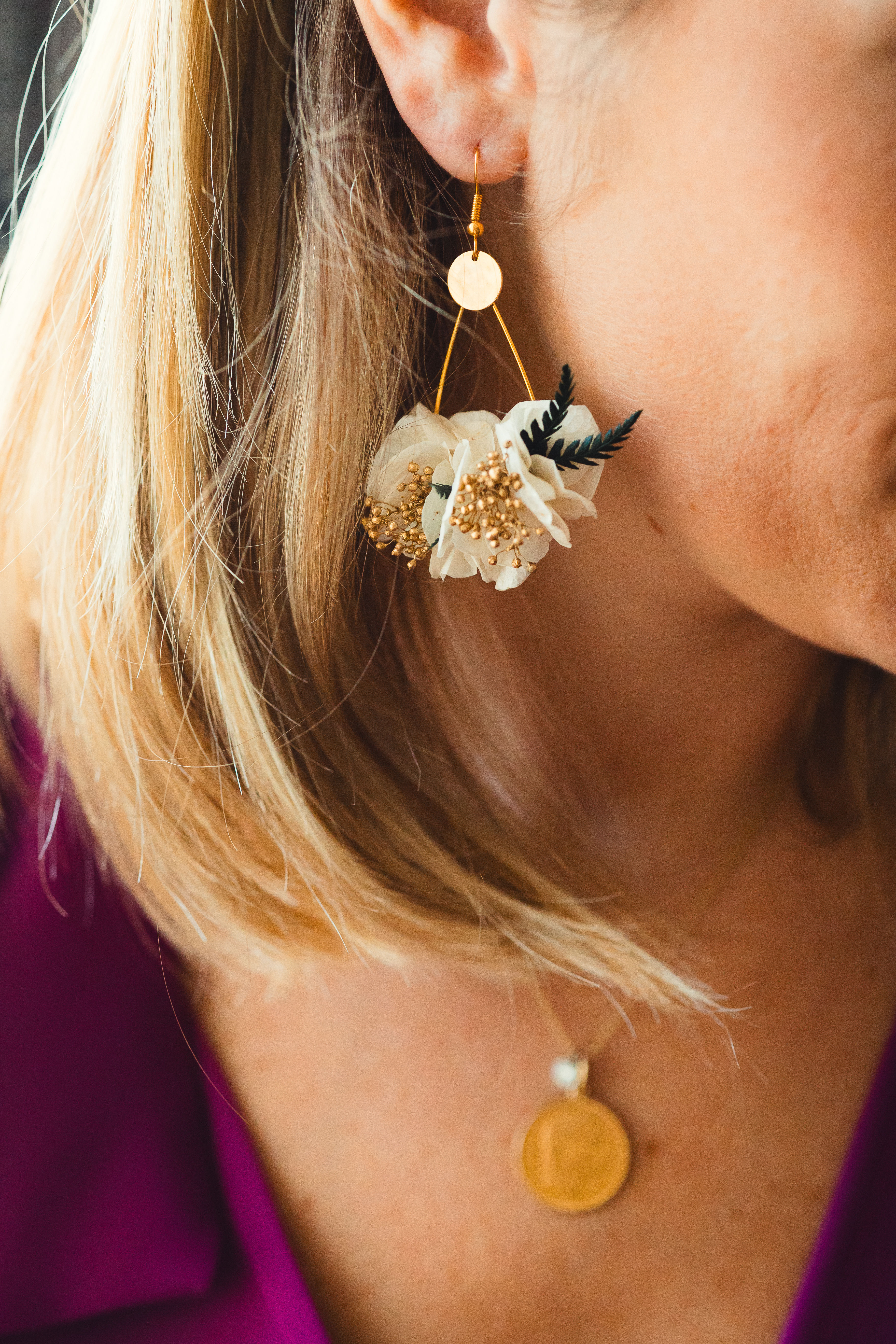 Boucles d'oreilles Sénac blanche, doré et feuilles de fougères