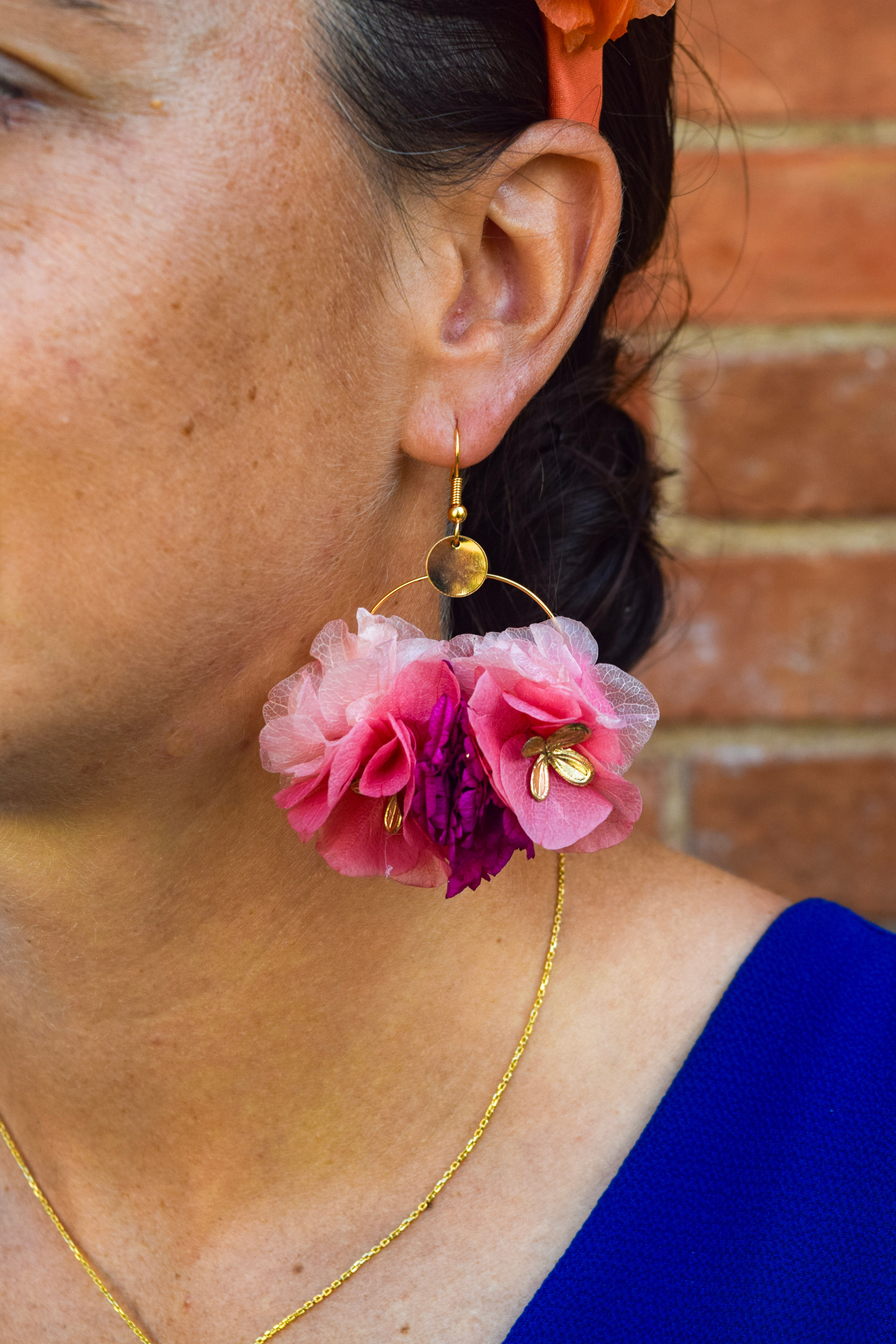 Boucles d'oreilles Chanchou aux fleurs roses, bougainvilliers, fuchsia et dorée