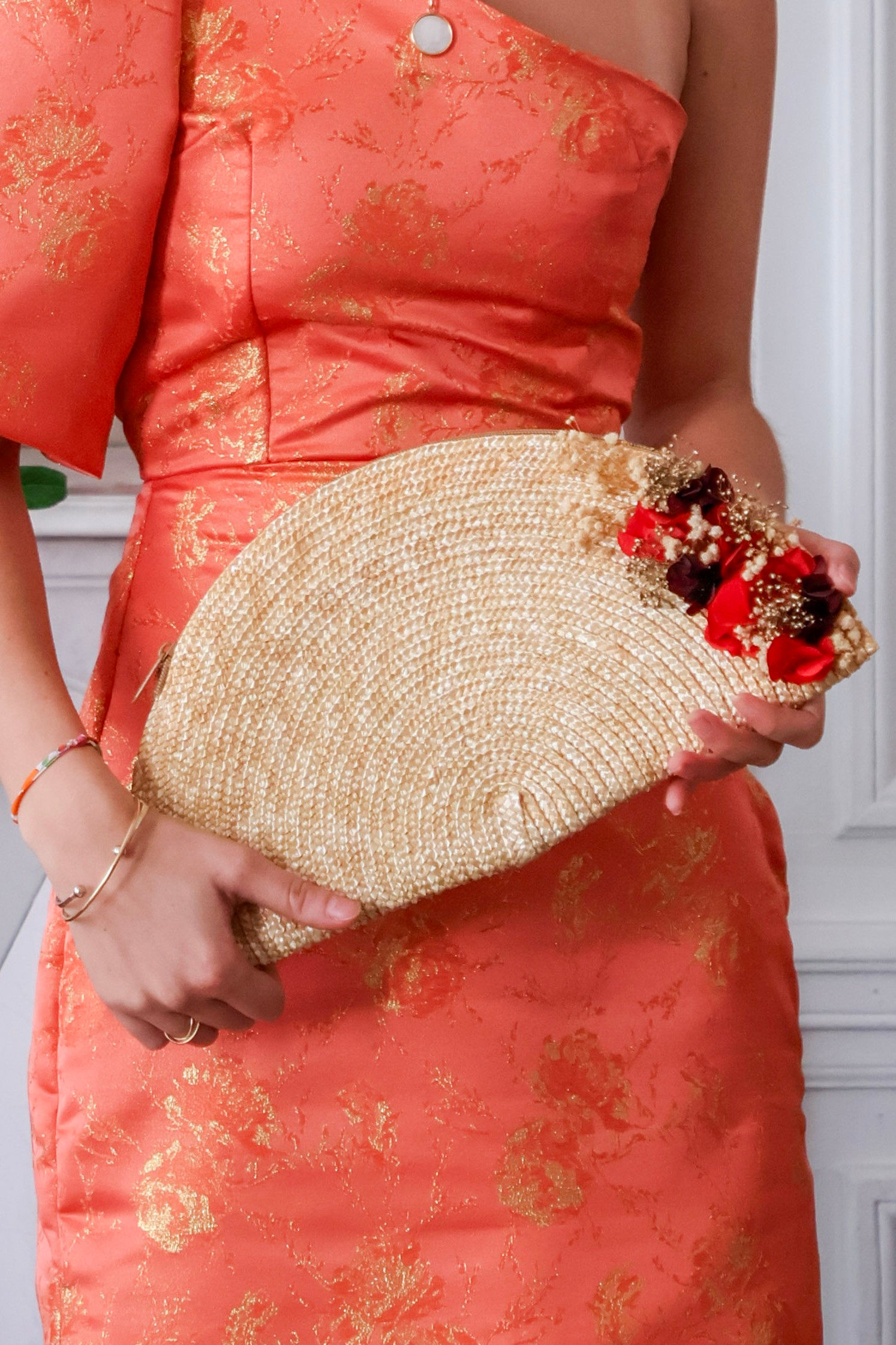 Pochette Ousté dorée aux fleurs rouges, bordeaux crème et dorées