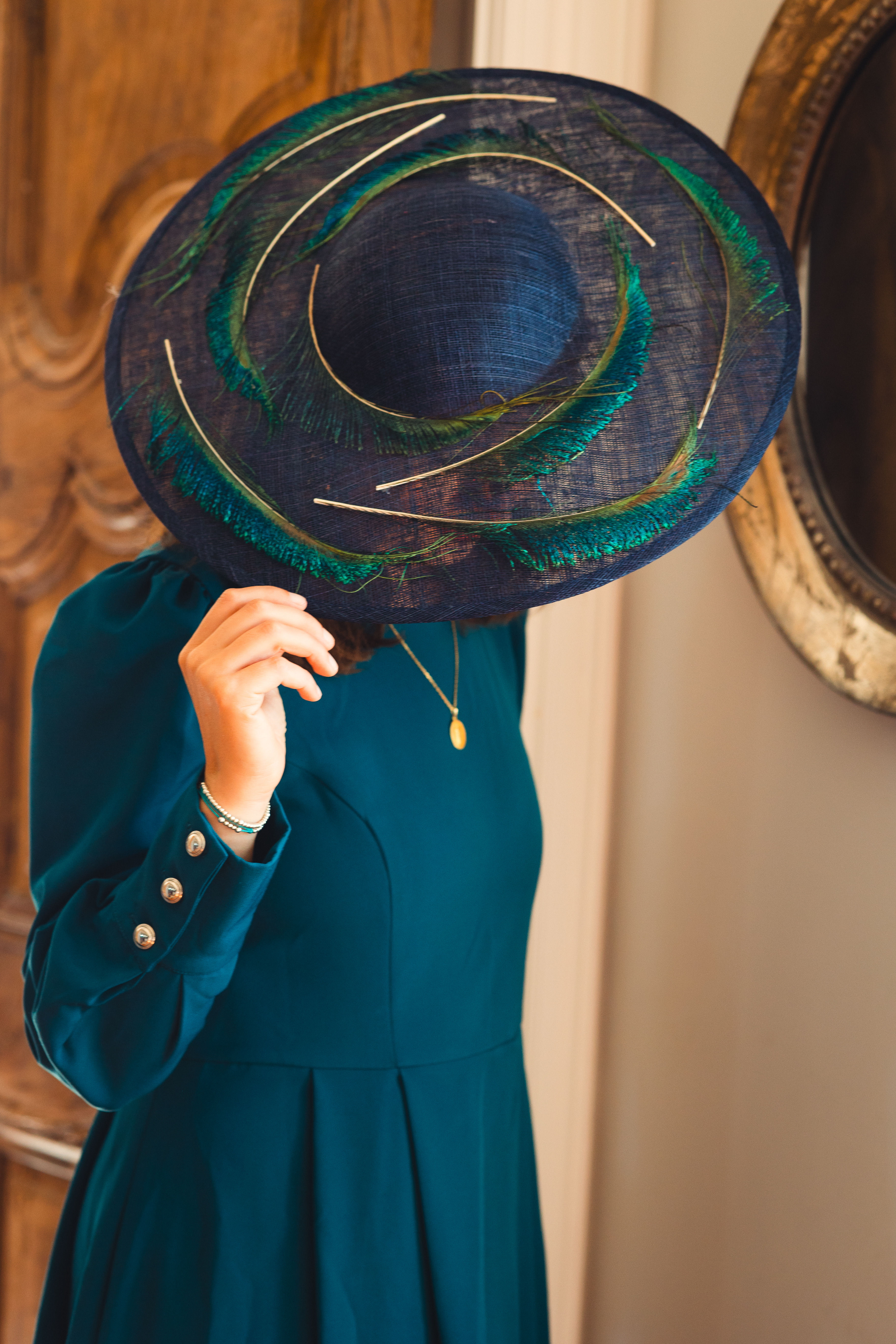 Chapeau Midi marine et ses plumes de paon