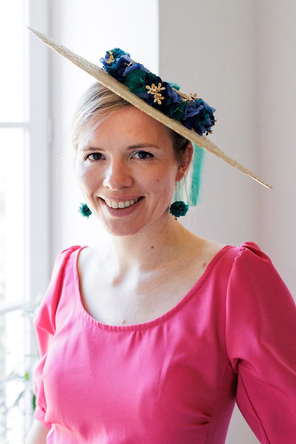 Miniature : Chapeau Madrès naturel et ses fleurs bleues, vertes et dorées 