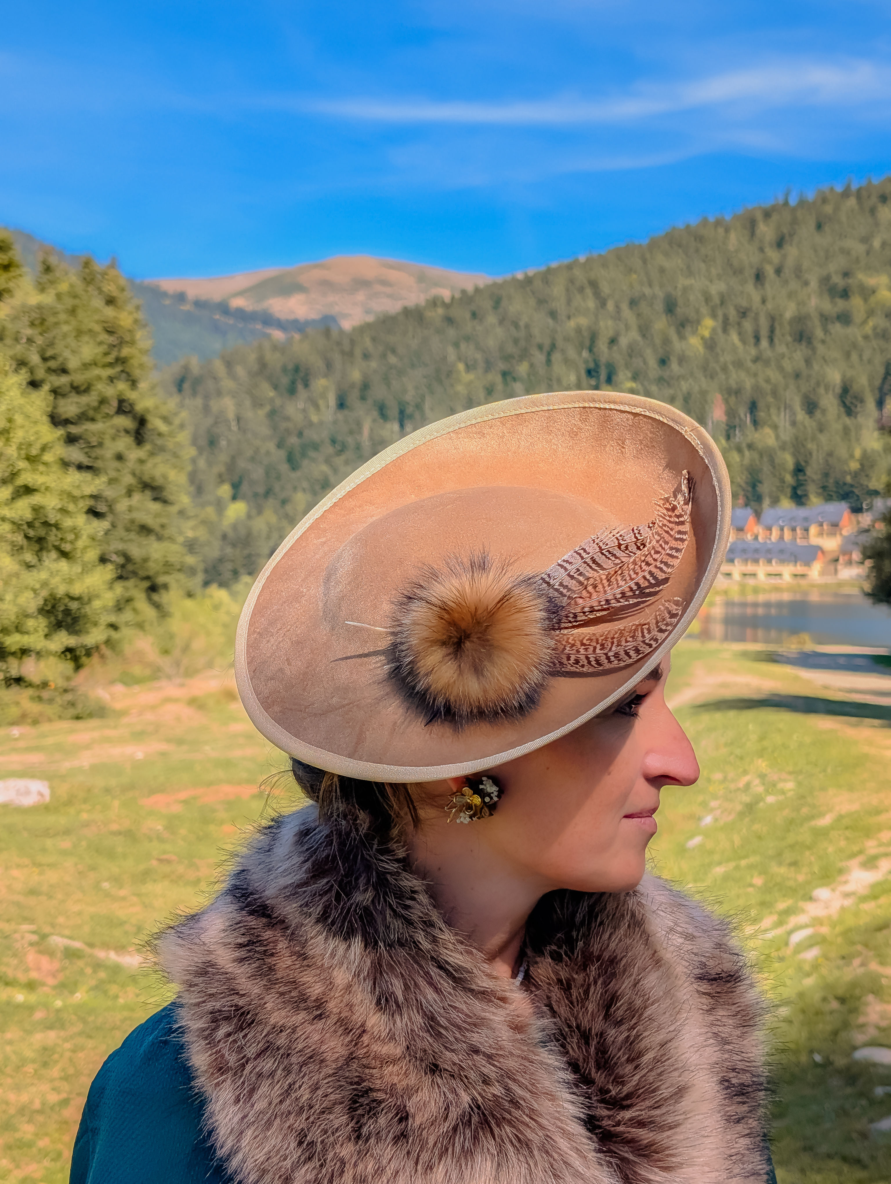 Chapeau Montfaucon Velours camel et ses plumes de faisan