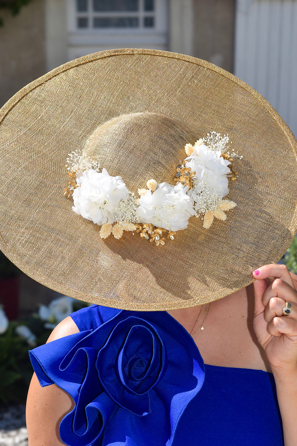 Miniature : Chapeau Midi doré et ses fleurs blanches et dorées