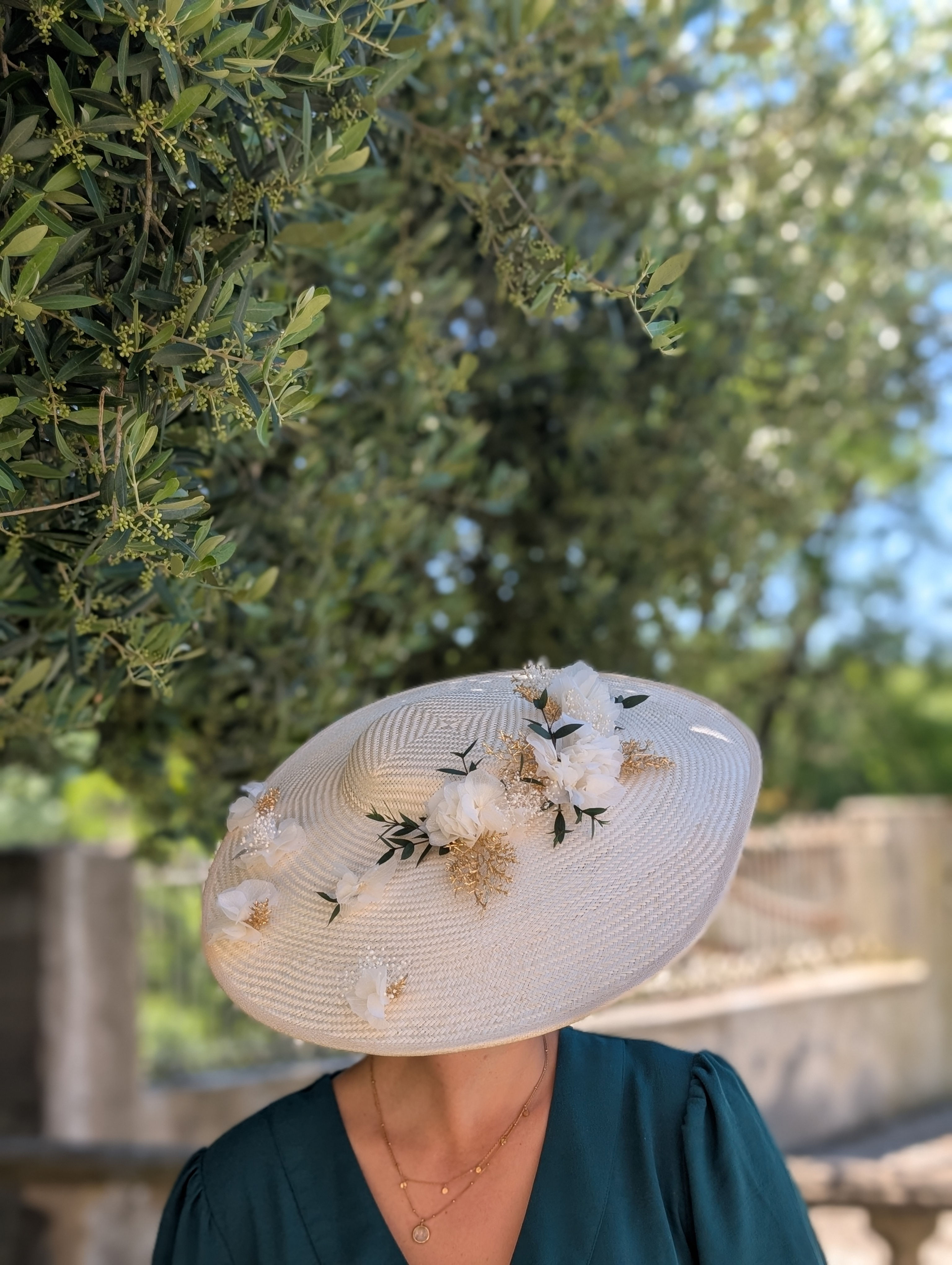Chapeau Midi naturel et ses fleurs blanches et dorées