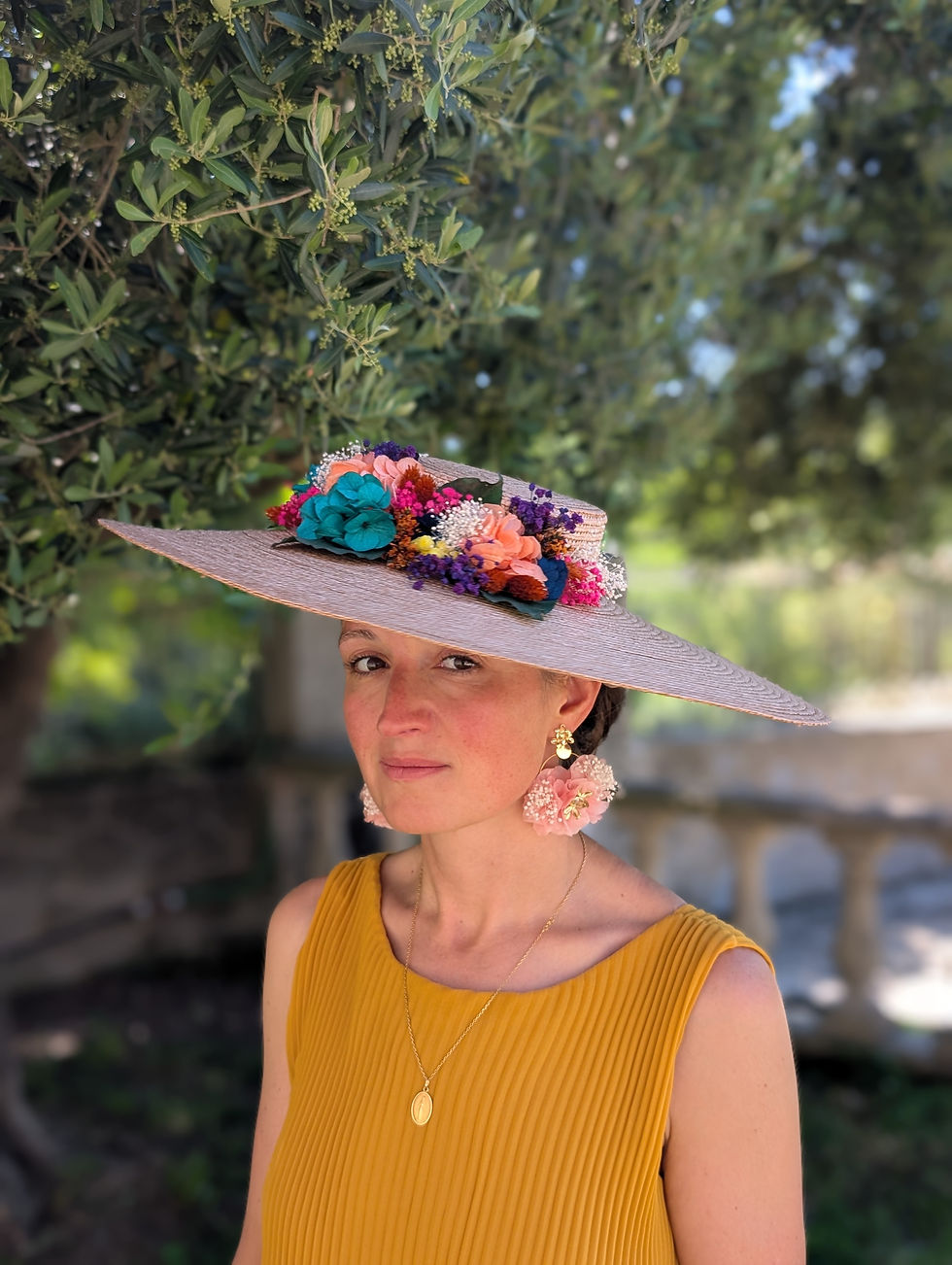 Miniature : Chapeau Mayor doré aux fleurs colorées