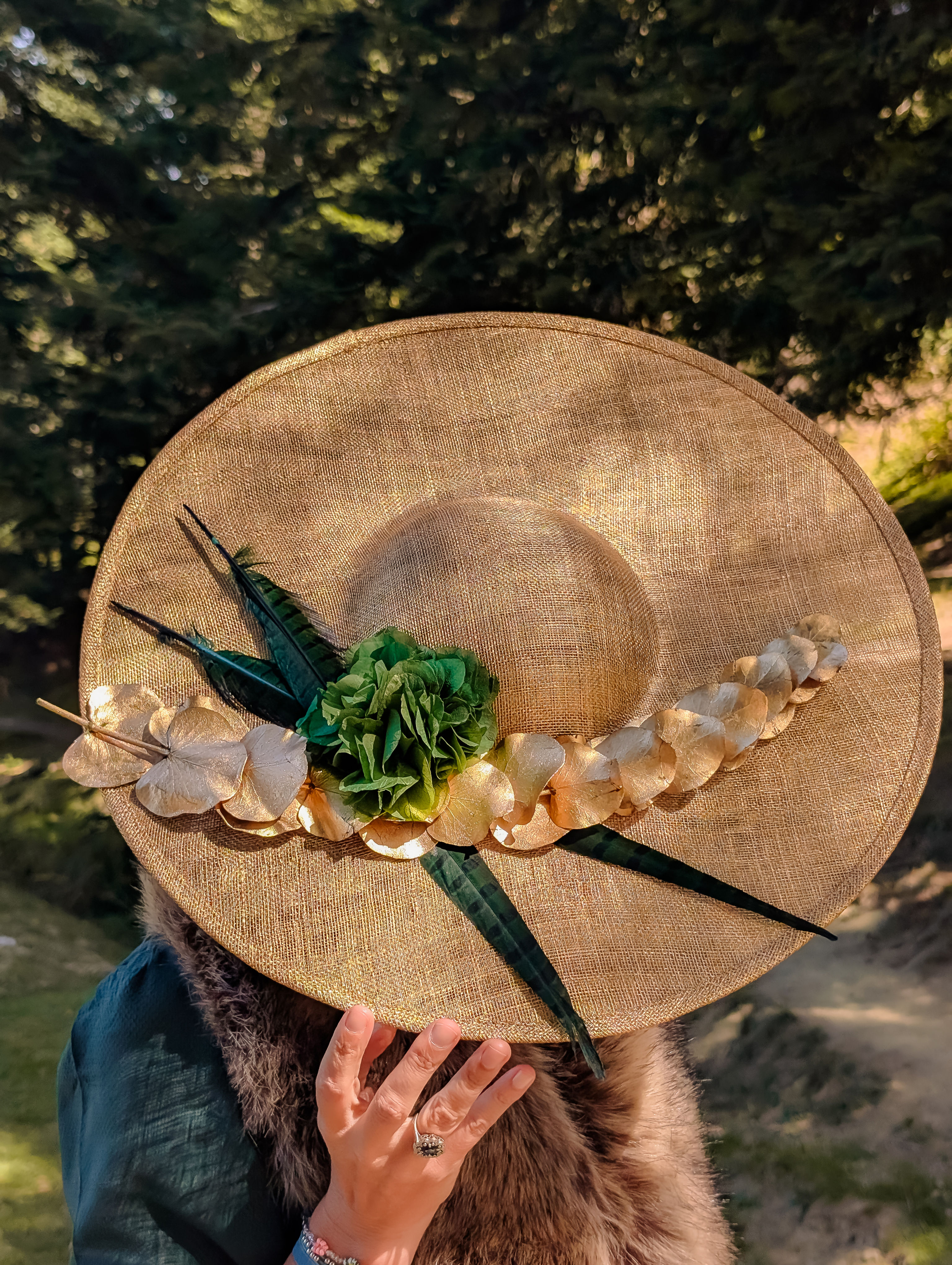 Chapeau Midi doré et ses plumes de faisan vertes