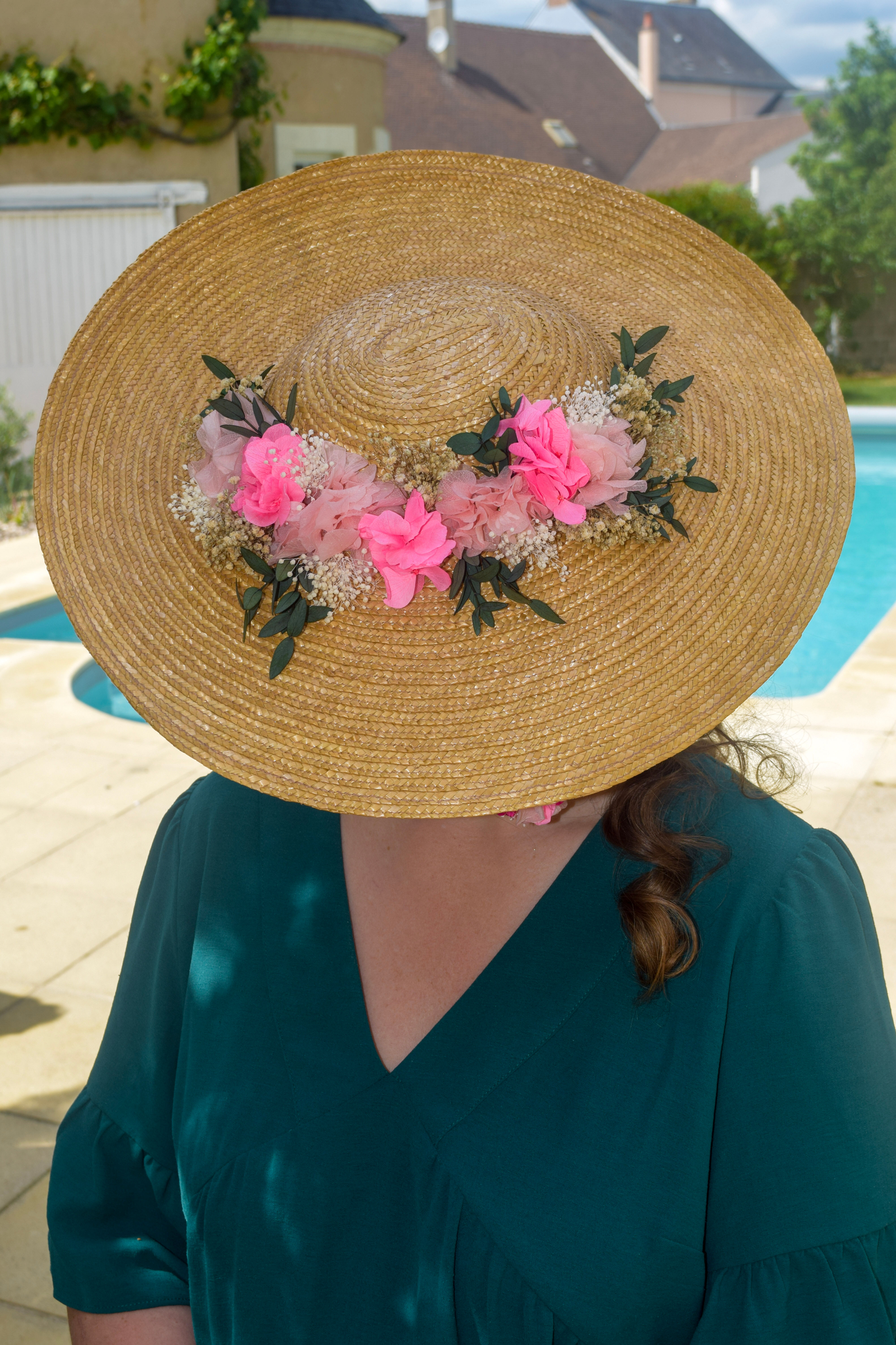 Chapeau Petit Montardo doré aux fleurs rose, blanches et feuilles d'eucalyptus