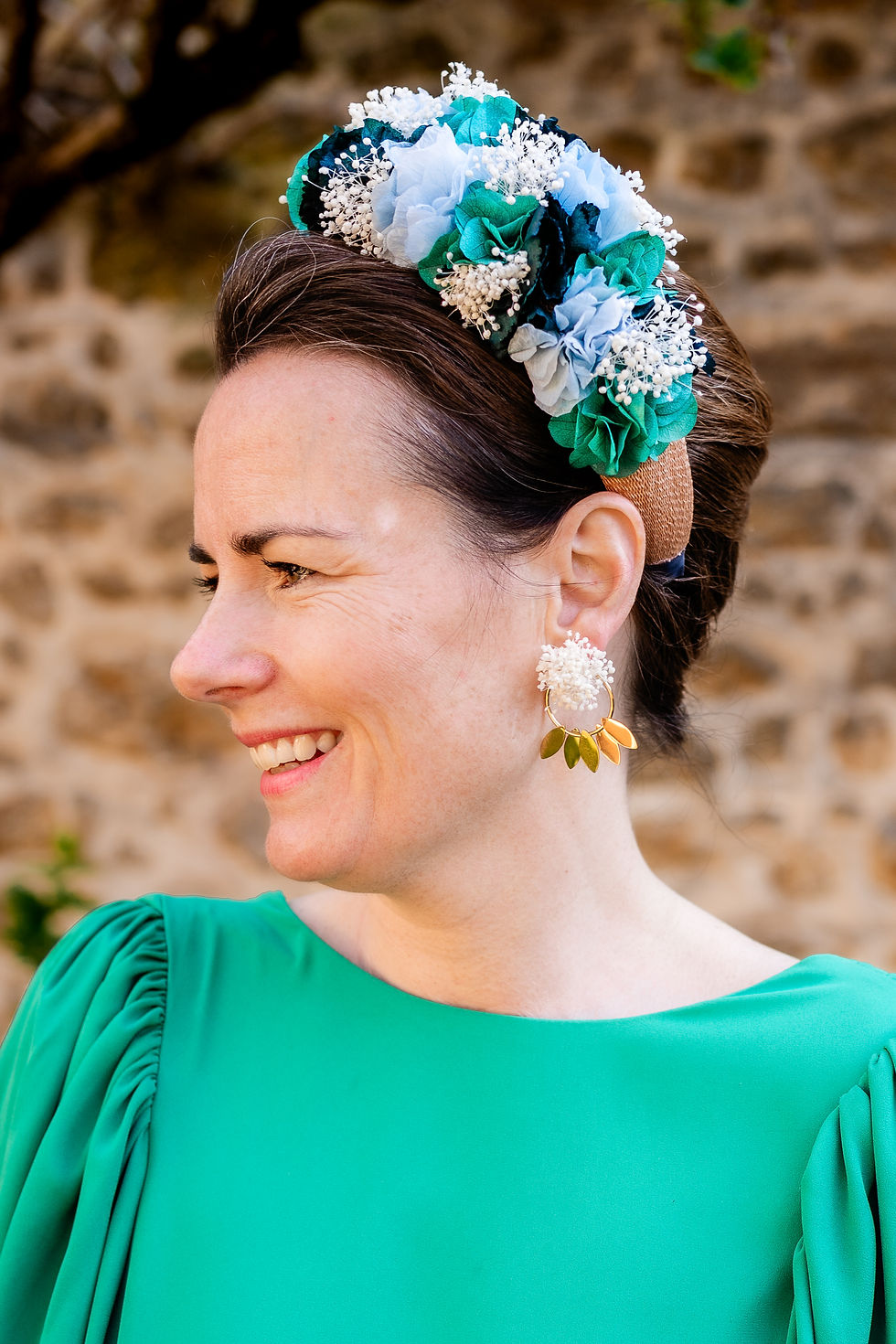 Miniature : Serre-tête Batoua doré aux fleurs vertes, bleues et blanches