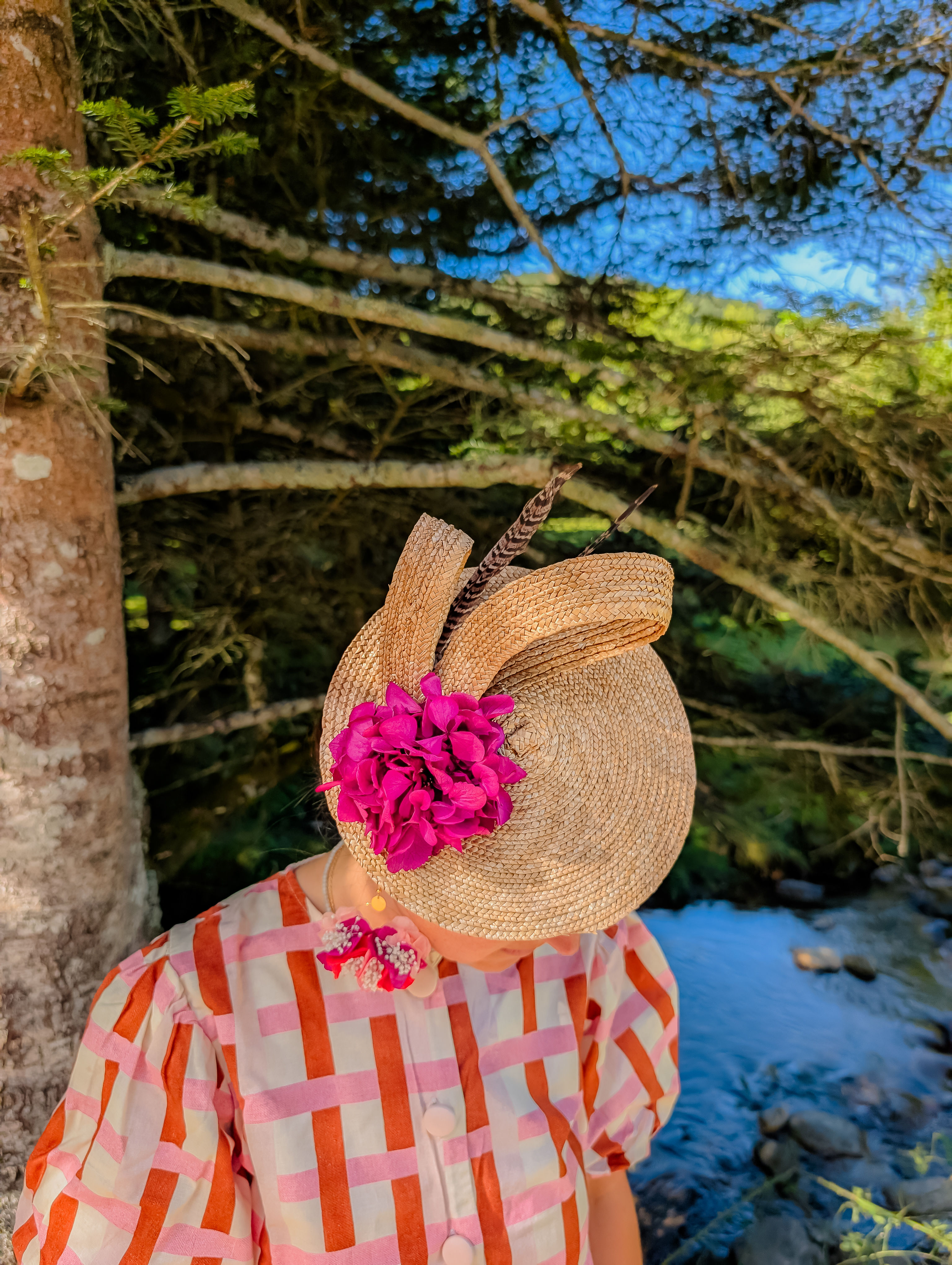 Chapeau Bibi Maupas doré et ses plumes de faisan