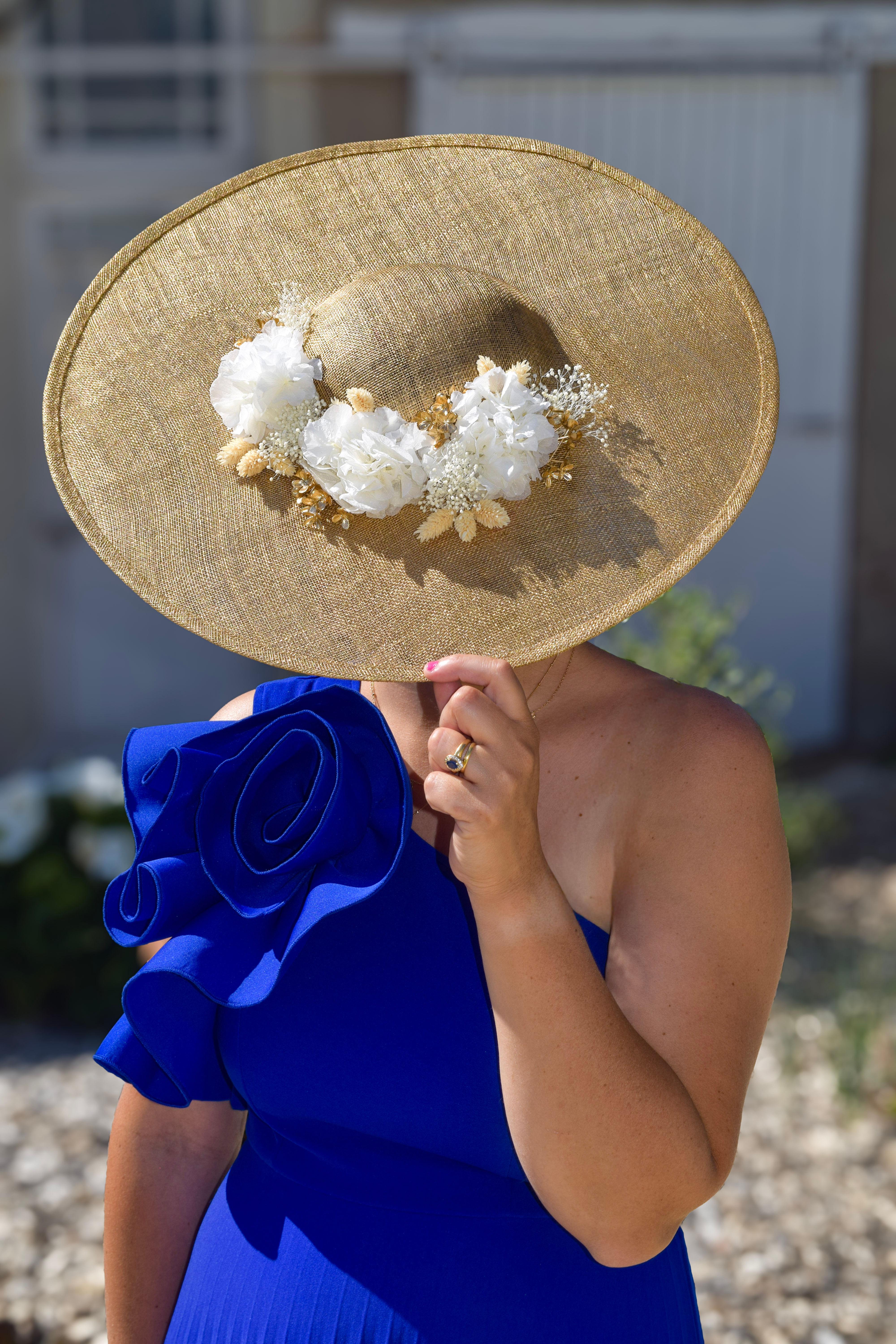 Chapeau Midi doré et ses fleurs blanches et dorées