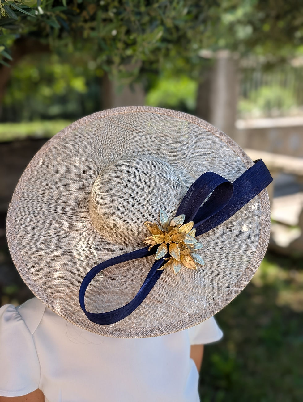 Miniature : Chapeau Petit Madrès naturel et ses ses boucles bleu marine