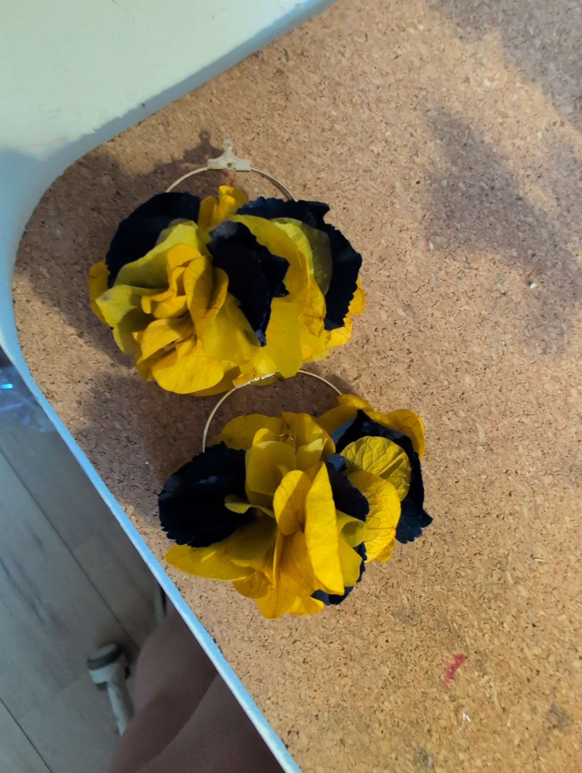 Boucles d'oreilles Cerbillona aux fleurs jaunes et marine