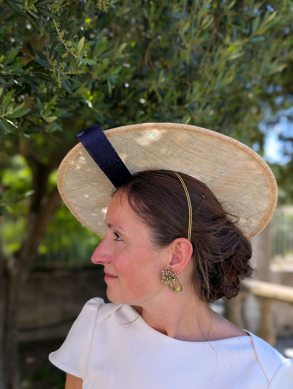Miniature : Chapeau Petit Madrès naturel et ses ses boucles bleu marine