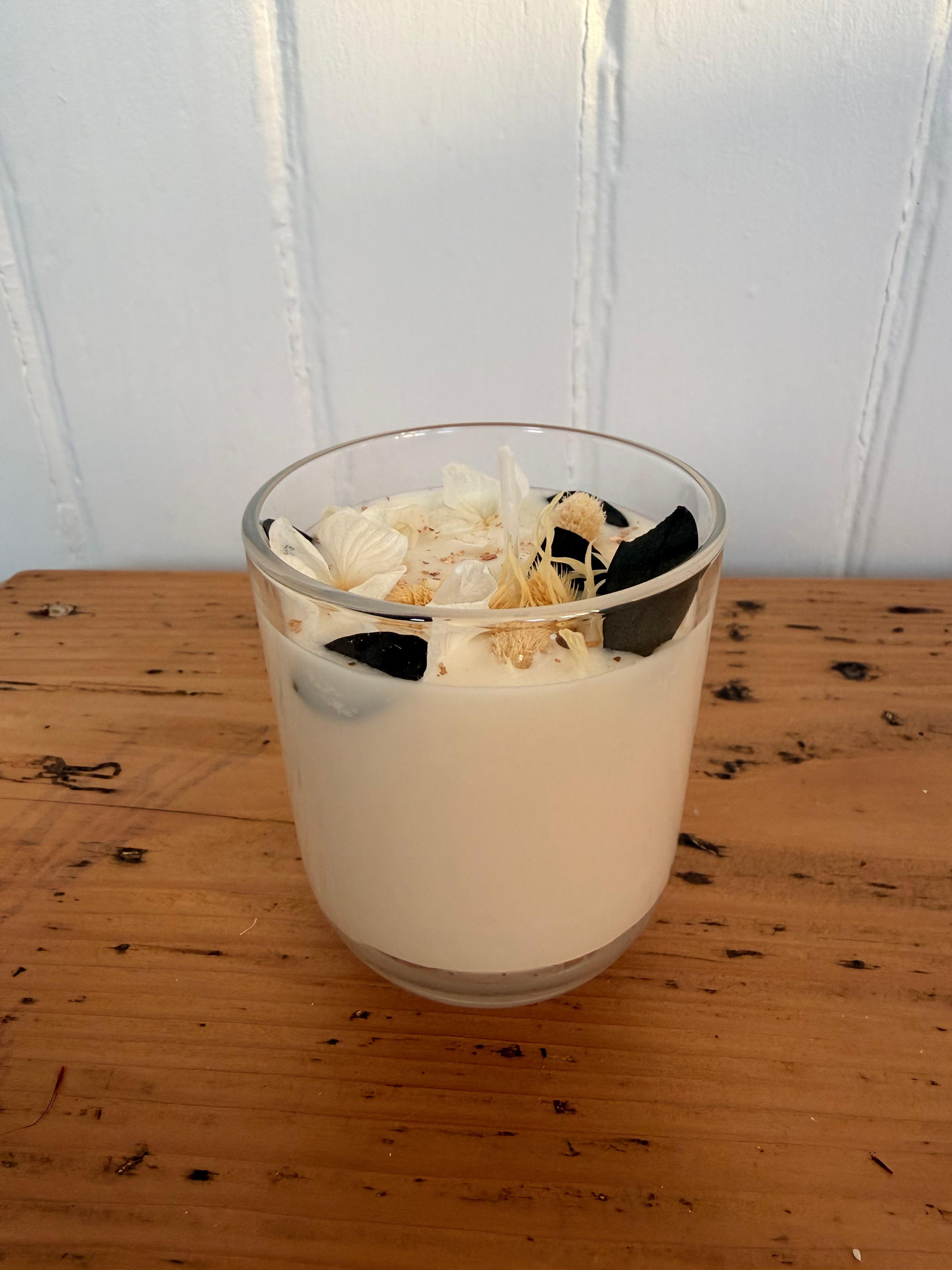 Bougie parfumée jasmin aux fleurs blanc crème