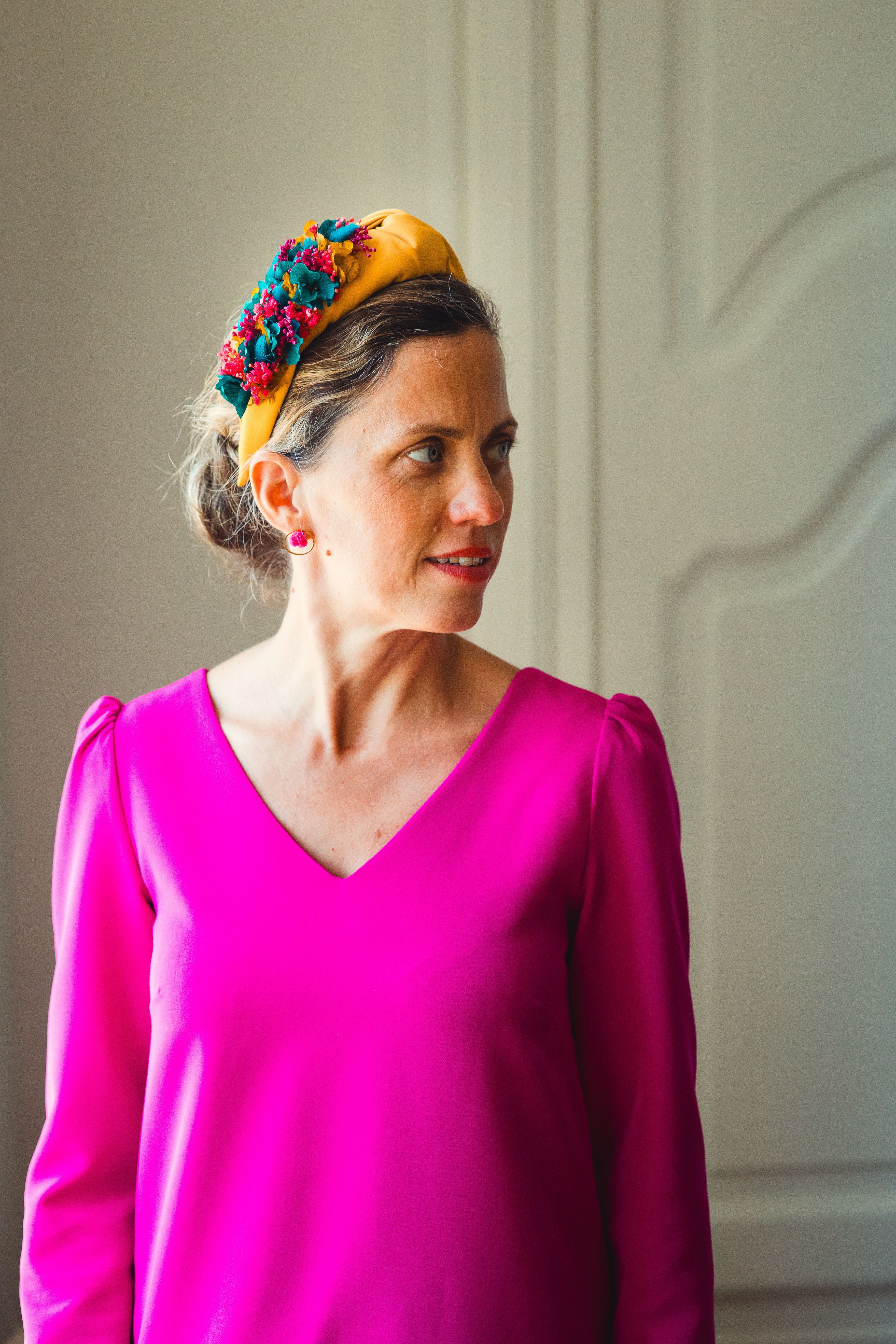 Serre-tête Barousse jaune safran aux fleurs vert, jaune safran et fuchsia