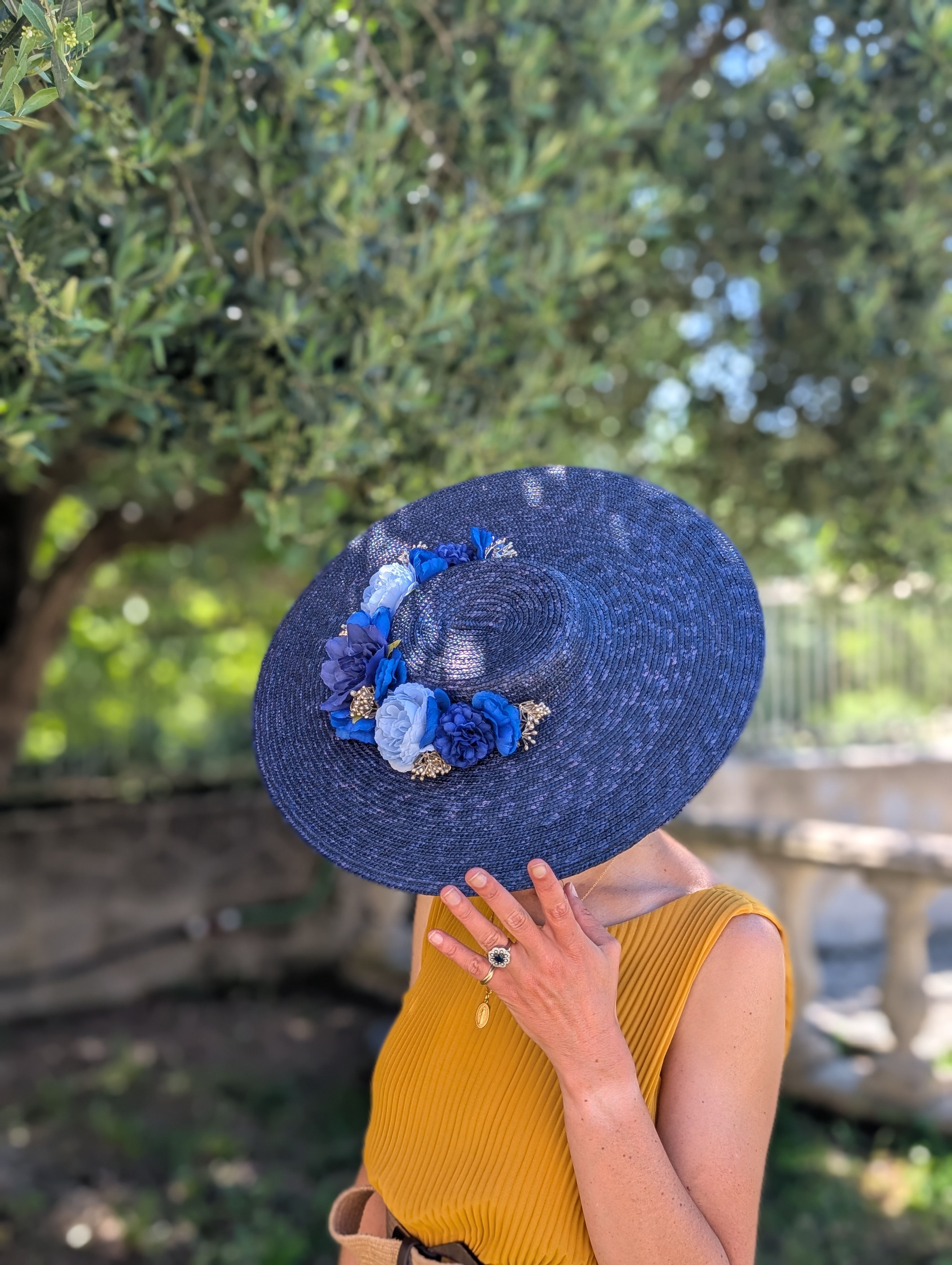 Chapeau Madrès marine aux fleurs bleues et dorées