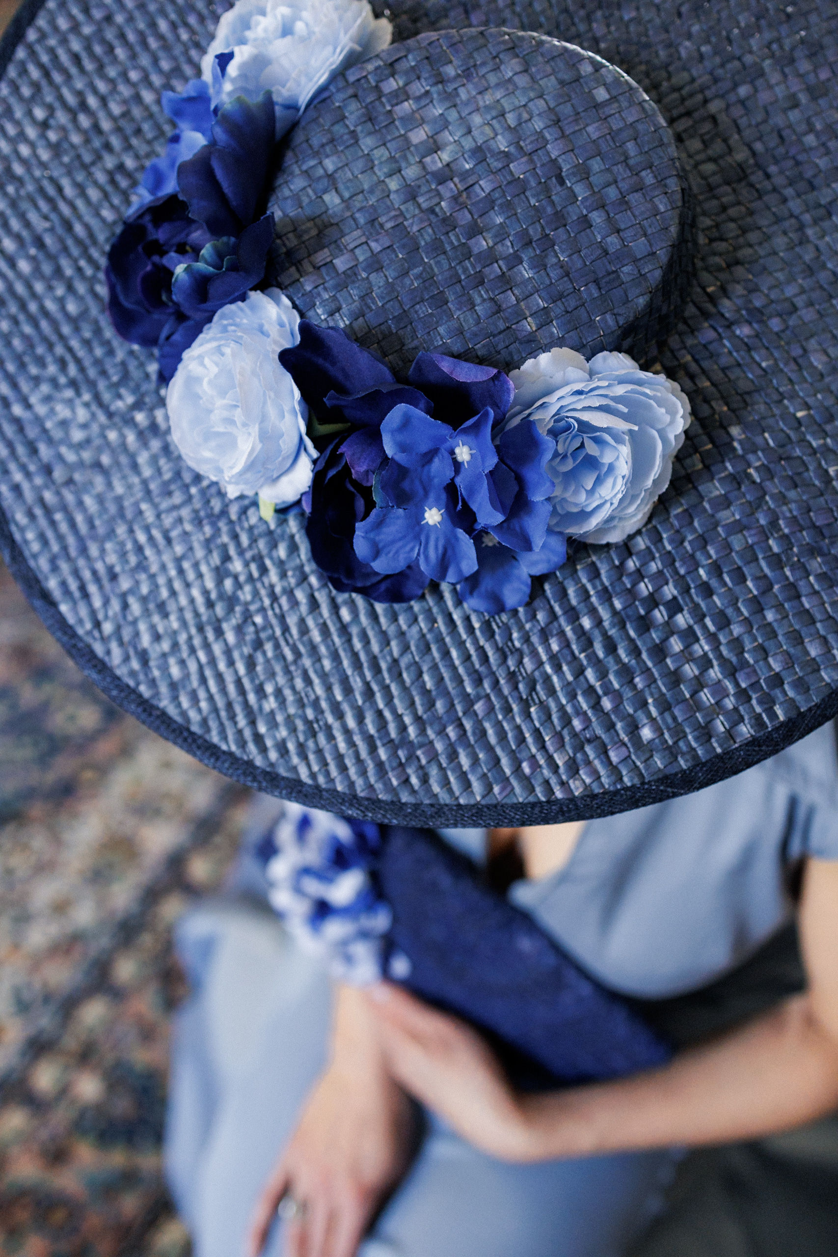 Chapeau Madrès marine et ses fleurs bleues