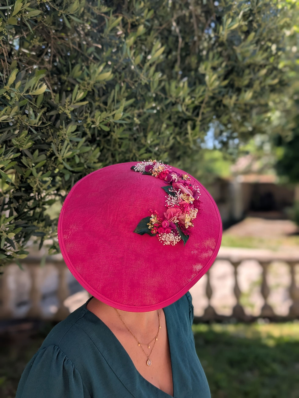 Miniature : Chapeau Montaigu fuchsia aux fleurs roses, fuchia et dorées