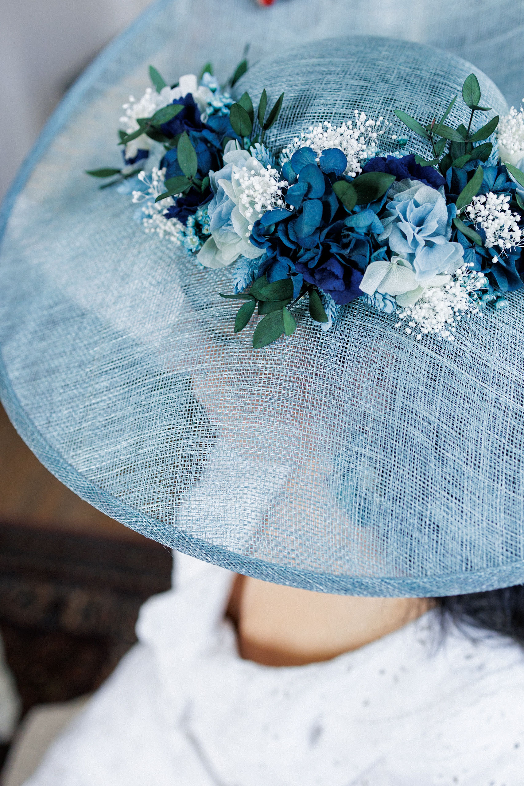 Chapeau Montardo bleu ciel aux fleurs bleues , crème et son feuillage 