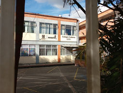 "PEDIMOS JUSTICIA" Carteles cuelgan en las rejas de Colegio Distrital en Kennedy