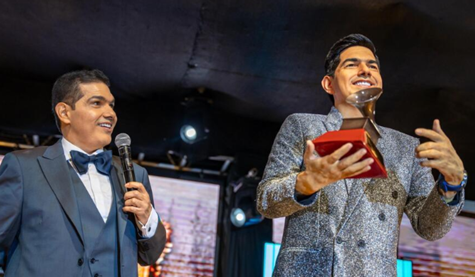 Peter Manjarrés junto a su estatua de cera durante los Upar Awards 2025.Créditos: Foto cortesía de Gobernación del César.