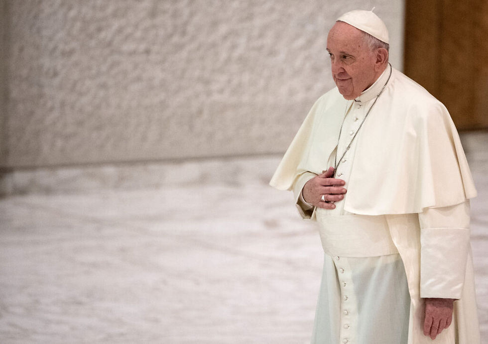 "Hace falta volver a sentir que nos necesitamos unos a otros, que tenemos una responsabilidad por los demás y por el mundo, que vale la pena ser buenos y honestos." - Papa Francisco
