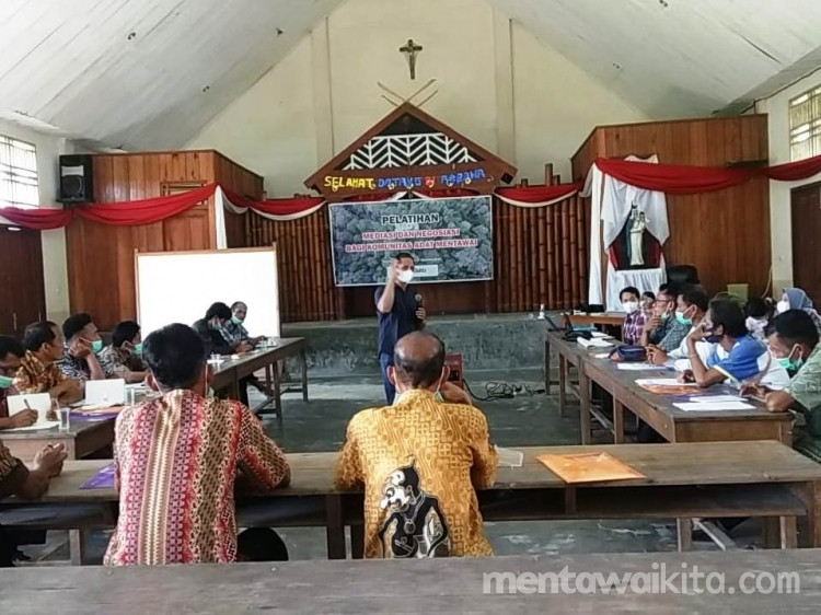 Direktur YCMM Rifai membuka Pelatihan Mediasi dan Negosiasi untuk Komunitas Adat Mentawai di Muara Siberut. (Foto: Hendrikus/Mentawaikita.com)