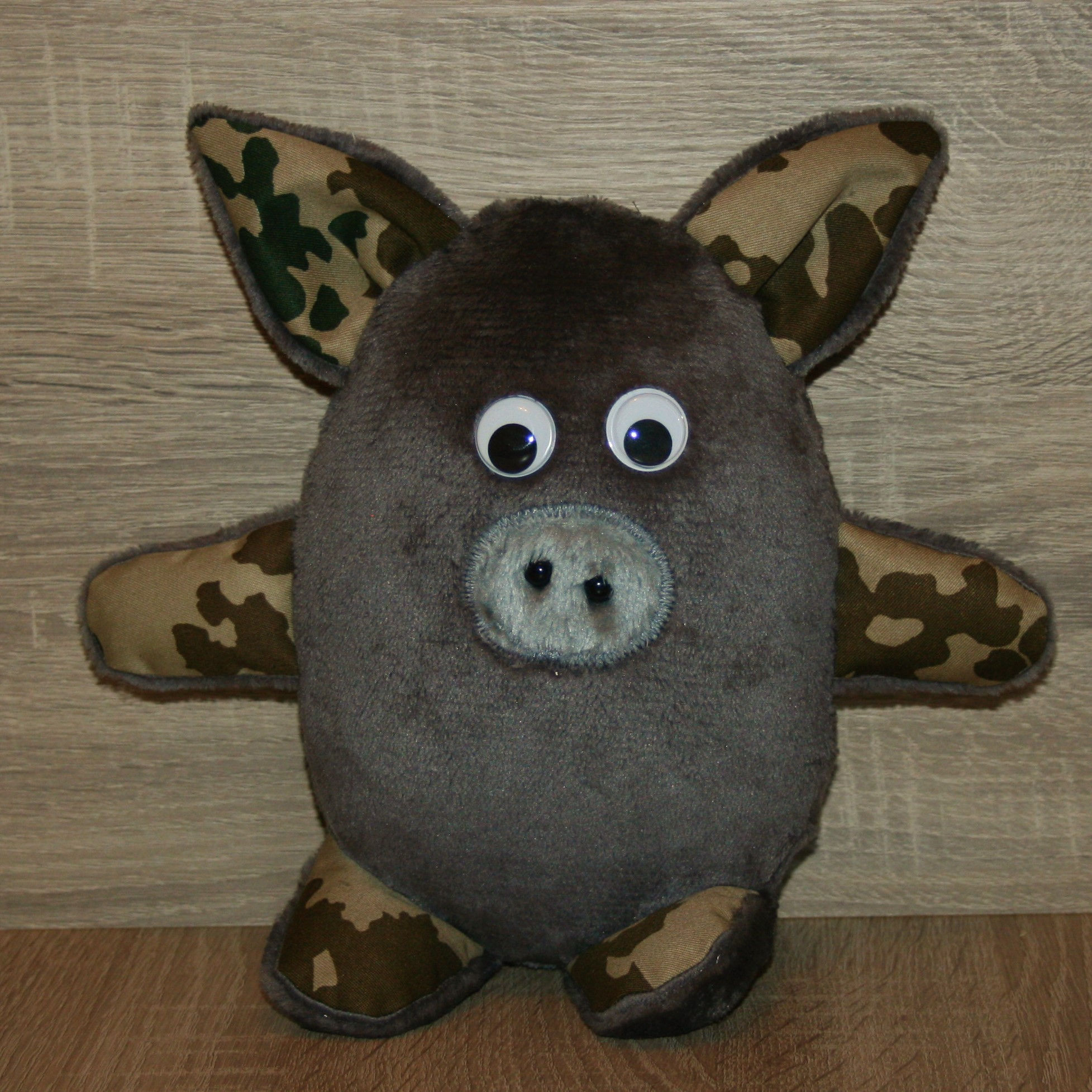 Ferkelchen Flecki, Wüstenflecktarn, dunkelgrau