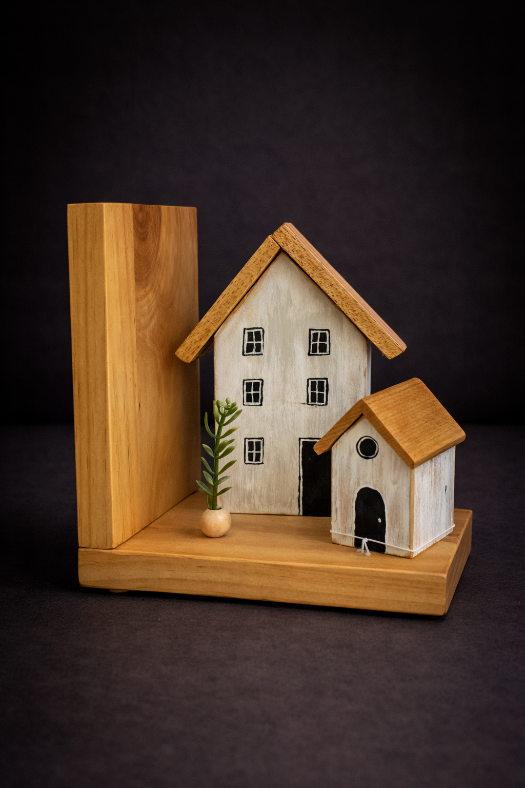 Sujeta libros artesanal de madera con dos casitas pintadas a mano sobre base maciza, diseño decorativo y funcional en estilo