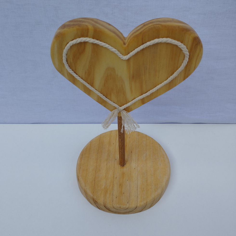 figura de madera con forma de corazon y reborde de cuerda