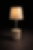 Lámpara moderna con base cilíndrica de hormigón, varilla metálica central y pantalla textil beige, diseño minimalista