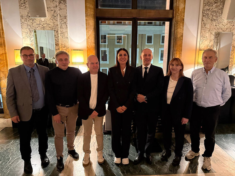Da sinistra: Lorenzo Costantini e Mauro Volpetti del Consorzio Vini Frascati, Emanuele Marella Presidente Consorzio Ricotta Romana DOP, Rossella Macchia Presidente Consorzio Roma DOC, Massimiliano Raffa Presidente Arsial, Pina Terenzi Presidente Consorzio Cesanese del Piglio DOCG, Natalino Talanas Presidente Consorzio Abbacchio Romano IGP