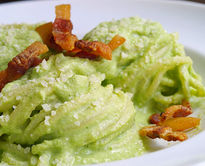 Spaghetti con pesto di zucchine, mandorle, basilico e guanciale croccante
