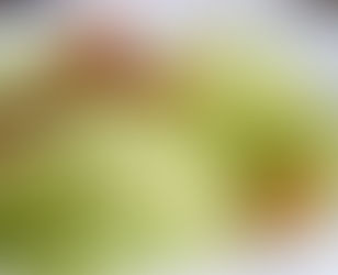 Spaghetti con pesto di zucchine, mandorle, basilico e guanciale croccante