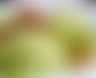 Spaghetti con pesto di zucchine, mandorle, basilico e guanciale croccante