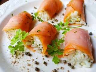 Rotolini di salmone affumicato e riso con erbette