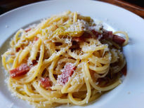 Spaghetti cipollotti e prosciutto