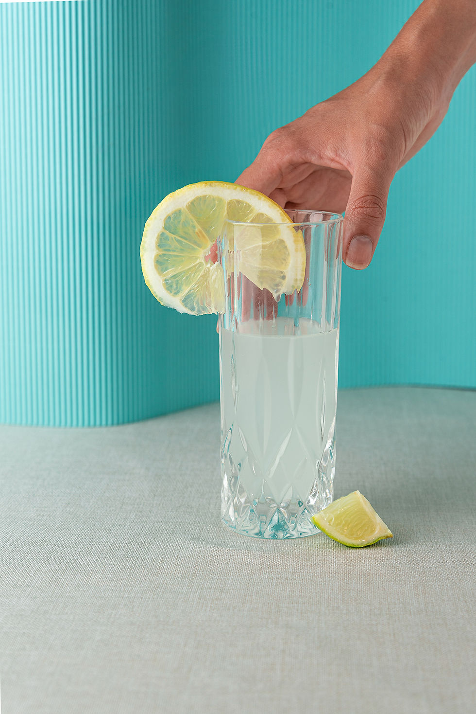 bicchiere lemon mano web.jpg